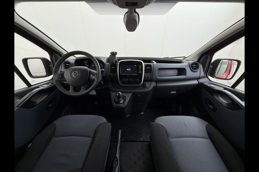 Opel Vivaro D126PK Dubbele Cabine 5-Persoons L2H1 Euro 6 Trekhaak Camera Navi Airco Cruise Control Pdc 1.6CDTI Betonplex Vloer Schuifdeur Achterdeuren Regen-Lichtsensor 1e Eigenaar Origineel Nederlandse Auto Dealeronderhouden 2.000kg trekvermogen