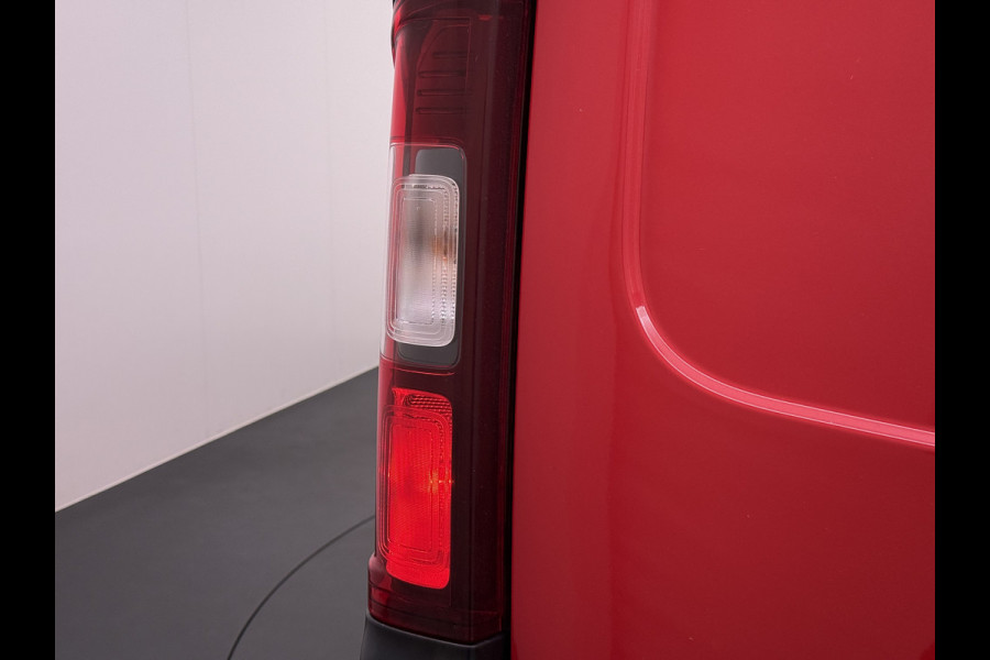 Opel Vivaro D126PK Dubbele Cabine 5-Persoons L2H1 Euro 6 Trekhaak Camera Navi Airco Cruise Control Pdc 1.6CDTI Betonplex Vloer Schuifdeur Achterdeuren Regen-Lichtsensor 1e Eigenaar Origineel Nederlandse Auto Dealeronderhouden 2.000kg trekvermogen