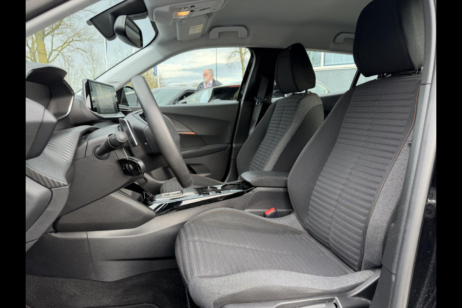 Peugeot 2008 1.2 PureTech Active Pack 131PK | AUTOMAAT | CAMERA | NAVIGATIE | AFN. TREKHAAK RIJKLAAR GELEVERD MET 12 MND BOVAG GARANTIE |