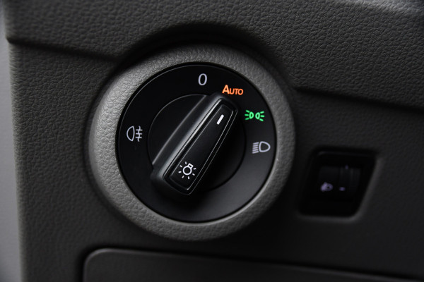 Volkswagen Transporter 2.0 TDI L2H1 30 PB Edition Adaptieve Cruise, Carplay, 150pk, Sensoren, Voorruit verwarming, Automaat, Leder, Uniek!