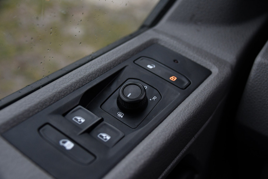 Volkswagen Transporter 2.0 TDI L2H1 30 PB Edition Adaptieve Cruise, Carplay, 150pk, Sensoren, Voorruit verwarming, Automaat, Leder, Uniek!