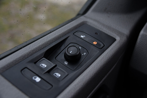 Volkswagen Transporter 2.0 TDI L2H1 30 PB Edition Adaptieve Cruise, Carplay, 150pk, Sensoren, Voorruit verwarming, Automaat, Leder, Uniek!