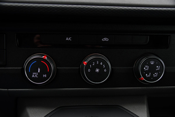 Volkswagen Transporter 2.0 TDI L2H1 30 PB Edition Adaptieve Cruise, Carplay, 150pk, Sensoren, Voorruit verwarming, Automaat, Leder, Uniek!