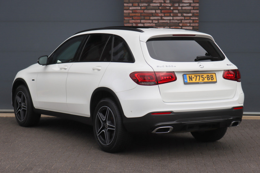 Mercedes-Benz GLC 300e 4MATIC AMG Line | Panoramadak | Trekhaak | Multibeam LED | Stoelverwarming | Camera | Dodehoekassistent | Spoorpakket | Sfeerverlichting | Zitcomfortpakket |