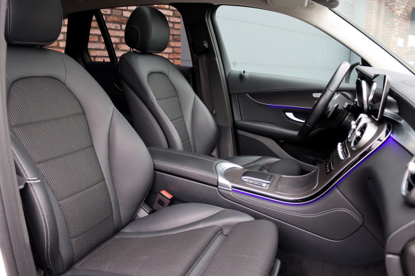 Mercedes-Benz GLC 300e 4MATIC AMG Line | Panoramadak | Trekhaak | Multibeam LED | Stoelverwarming | Camera | Dodehoekassistent | Spoorpakket | Sfeerverlichting | Zitcomfortpakket |