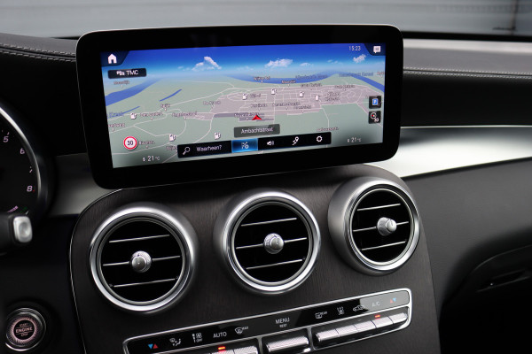Mercedes-Benz GLC 300e 4MATIC AMG Line | Panoramadak | Trekhaak | Multibeam LED | Stoelverwarming | Camera | Dodehoekassistent | Spoorpakket | Sfeerverlichting | Zitcomfortpakket |