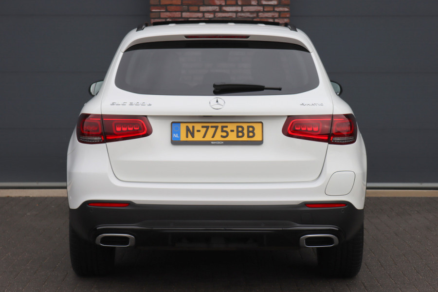 Mercedes-Benz GLC 300e 4MATIC AMG Line | Panoramadak | Trekhaak | Multibeam LED | Stoelverwarming | Camera | Dodehoekassistent | Spoorpakket | Sfeerverlichting | Zitcomfortpakket |