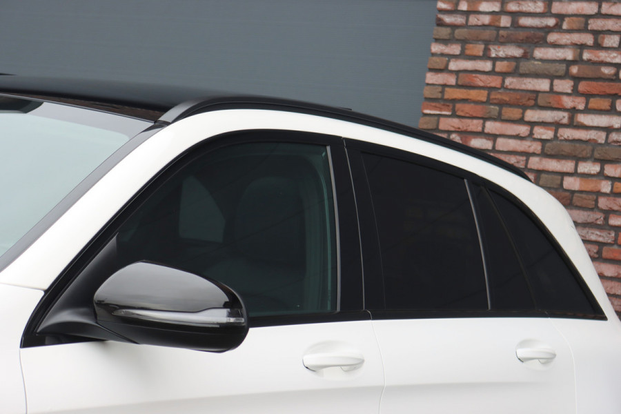 Mercedes-Benz GLC 300e 4MATIC AMG Line | Panoramadak | Trekhaak | Multibeam LED | Stoelverwarming | Camera | Dodehoekassistent | Spoorpakket | Sfeerverlichting | Zitcomfortpakket |