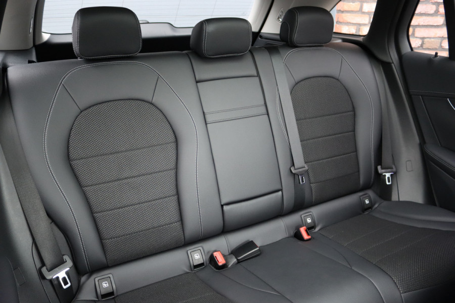 Mercedes-Benz GLC 300e 4MATIC AMG Line | Panoramadak | Trekhaak | Multibeam LED | Stoelverwarming | Camera | Dodehoekassistent | Spoorpakket | Sfeerverlichting | Zitcomfortpakket |