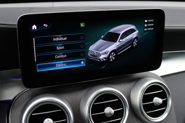 Mercedes-Benz GLC 300e 4MATIC AMG Line | Panoramadak | Trekhaak | Multibeam LED | Stoelverwarming | Camera | Dodehoekassistent | Spoorpakket | Sfeerverlichting | Zitcomfortpakket |