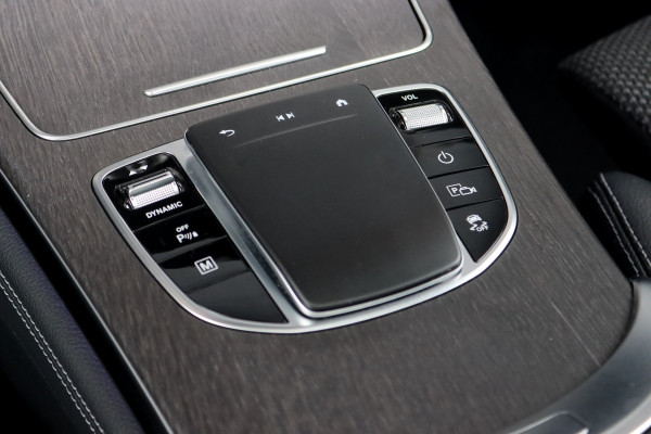 Mercedes-Benz GLC 300e 4MATIC AMG Line | Panoramadak | Trekhaak | Multibeam LED | Stoelverwarming | Camera | Dodehoekassistent | Spoorpakket | Sfeerverlichting | Zitcomfortpakket |