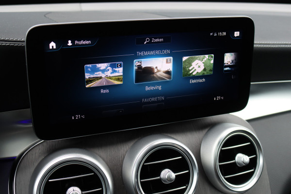 Mercedes-Benz GLC 300e 4MATIC AMG Line | Panoramadak | Trekhaak | Multibeam LED | Stoelverwarming | Camera | Dodehoekassistent | Spoorpakket | Sfeerverlichting | Zitcomfortpakket |