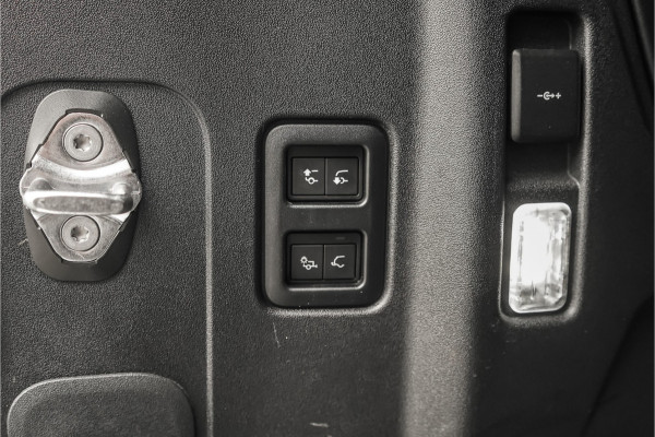 Land Rover Defender 110 2.0 P400e Pano HUD ACC Stuur & Stoelverw