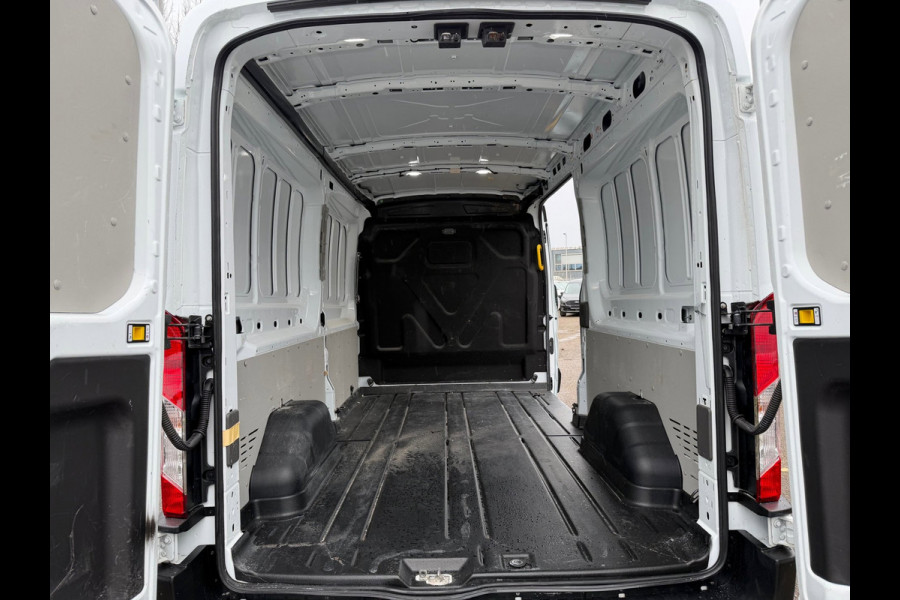 Ford Transit 350 2.0 TDCI L3H2 Trend / Trekhaak / Camera / Sync 3 / 3 zits