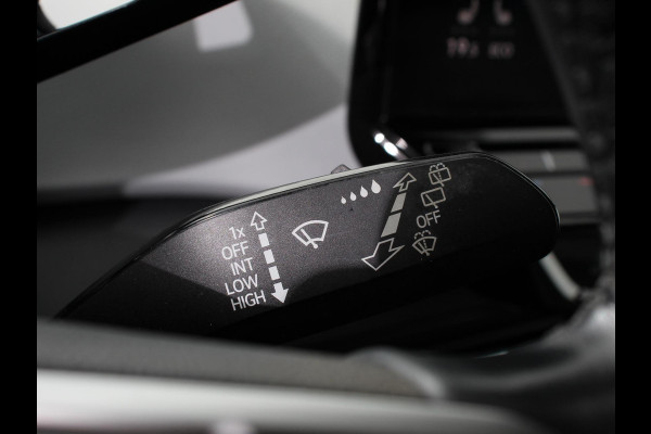 Volkswagen ID.3 First Plus 58 kWh SOH 86 % | Navigatie | Apple Carplay/Android Auto | Camera | Parkeersensoren | Adaptive Cruise Control | Full LED Matrix | Stoel- en stuurverwarming | Lichtmetalen velgen | Climate Control