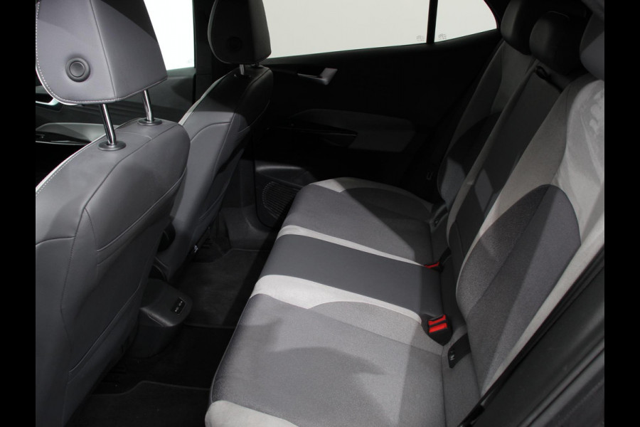 Volkswagen ID.3 First Plus 58 kWh SOH 86 % | Navigatie | Apple Carplay/Android Auto | Camera | Parkeersensoren | Adaptive Cruise Control | Full LED Matrix | Stoel- en stuurverwarming | Lichtmetalen velgen | Climate Control