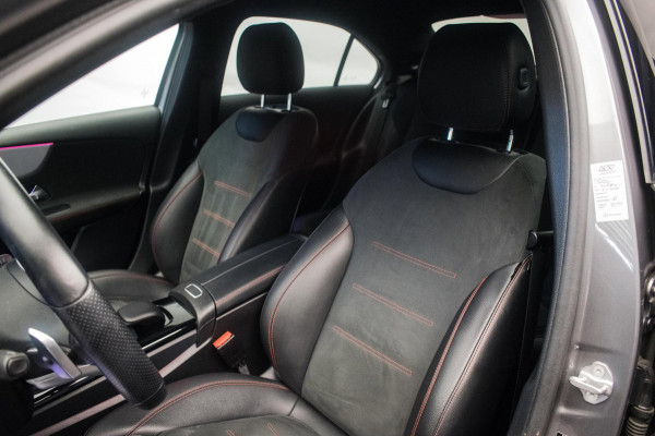 Mercedes-Benz A-Klasse 180 AMG Night Edition Automaat ORG NL [ Sfeerverlichting Elektrische Trekhaak Camera Stoelverwarming ]