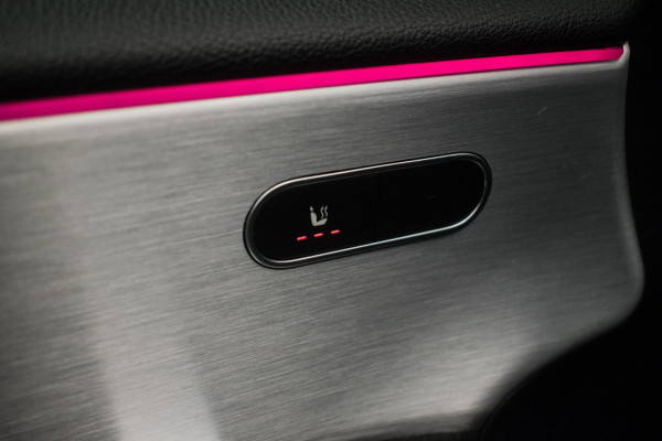 Mercedes-Benz A-Klasse 180 AMG Night Edition Automaat ORG NL [ Sfeerverlichting Elektrische Trekhaak Camera Stoelverwarming ]