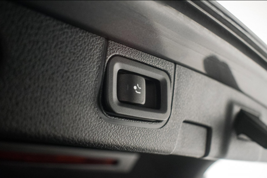 Mercedes-Benz A-Klasse 180 AMG Night Edition Automaat ORG NL [ Sfeerverlichting Elektrische Trekhaak Camera Stoelverwarming ]