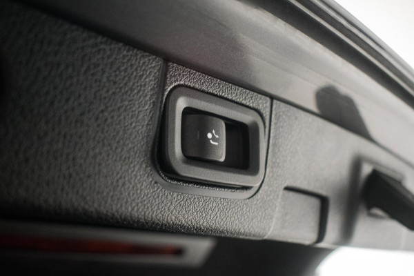 Mercedes-Benz A-Klasse 180 AMG Night Edition Automaat ORG NL [ Sfeerverlichting Elektrische Trekhaak Camera Stoelverwarming ]