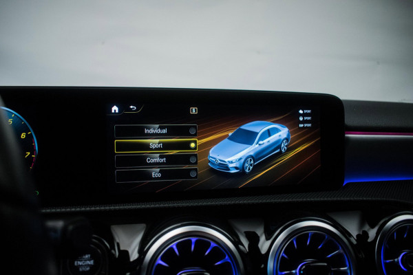 Mercedes-Benz A-Klasse 180 AMG Night Edition Automaat ORG NL [ Sfeerverlichting Elektrische Trekhaak Camera Stoelverwarming ]