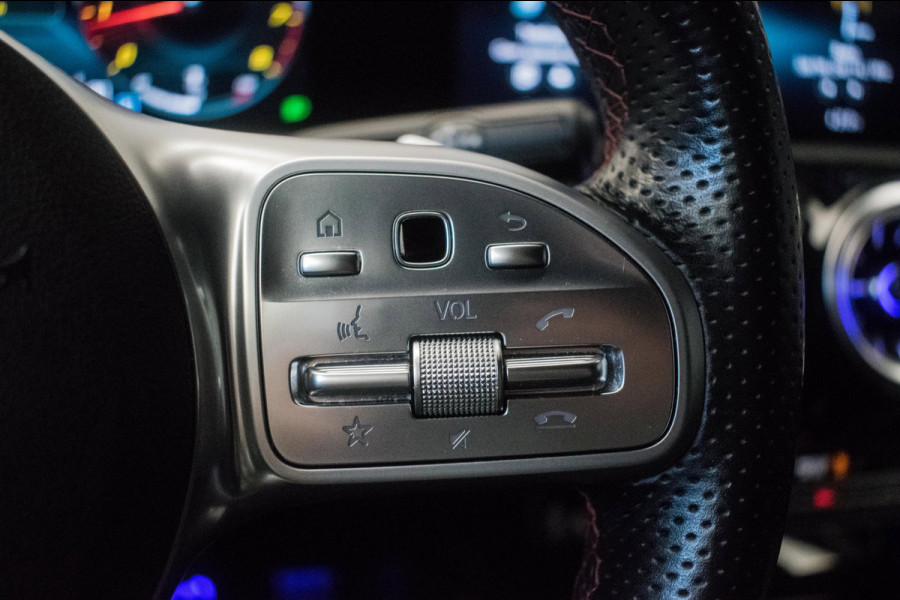 Mercedes-Benz A-Klasse 180 AMG Night Edition Automaat ORG NL [ Sfeerverlichting Elektrische Trekhaak Camera Stoelverwarming ]