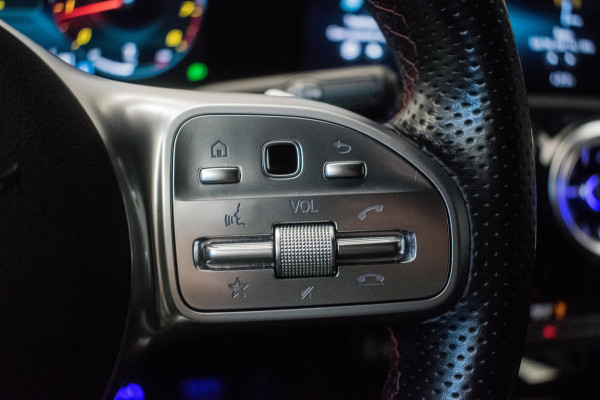 Mercedes-Benz A-Klasse 180 AMG Night Edition Automaat ORG NL [ Sfeerverlichting Elektrische Trekhaak Camera Stoelverwarming ]