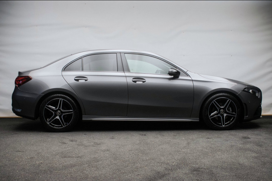 Mercedes-Benz A-Klasse 180 AMG Night Edition Automaat ORG NL [ Sfeerverlichting Elektrische Trekhaak Camera Stoelverwarming ]
