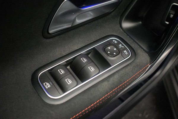 Mercedes-Benz A-Klasse 180 AMG Night Edition Automaat ORG NL [ Sfeerverlichting Elektrische Trekhaak Camera Stoelverwarming ]