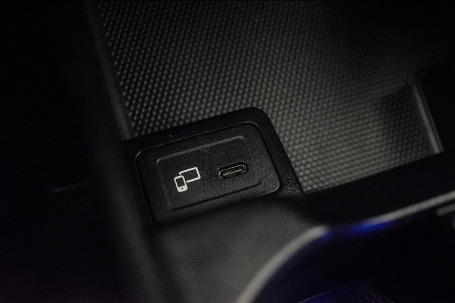 Mercedes-Benz A-Klasse 180 AMG Night Edition Automaat ORG NL [ Sfeerverlichting Elektrische Trekhaak Camera Stoelverwarming ]