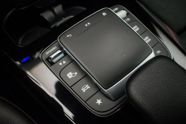 Mercedes-Benz A-Klasse 180 AMG Night Edition Automaat ORG NL [ Sfeerverlichting Elektrische Trekhaak Camera Stoelverwarming ]