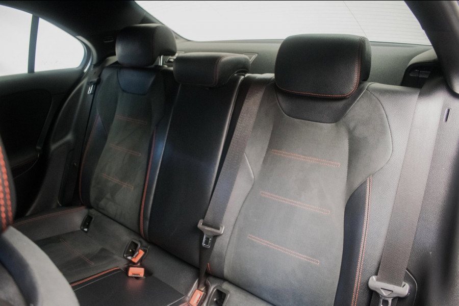 Mercedes-Benz A-Klasse 180 AMG Night Edition Automaat ORG NL [ Sfeerverlichting Elektrische Trekhaak Camera Stoelverwarming ]