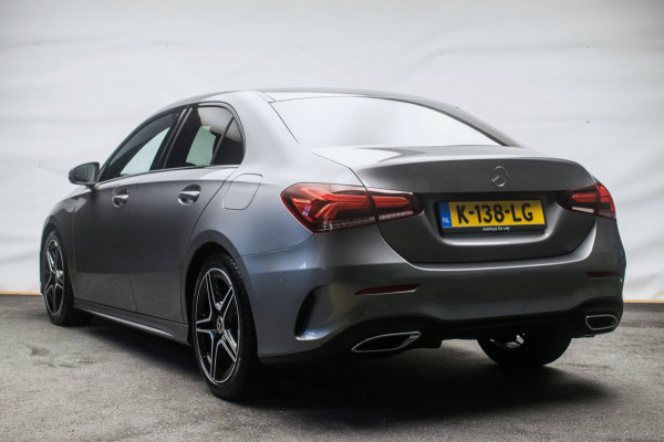 Mercedes-Benz A-Klasse 180 AMG Night Edition Automaat ORG NL [ Sfeerverlichting Elektrische Trekhaak Camera Stoelverwarming ]