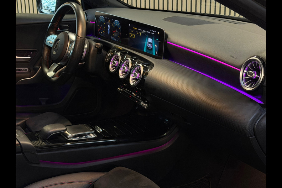 Mercedes-Benz A-Klasse 250 Premium Plus AMG |PANO|CAMERA|SFEERVERLICHTING|DEALER ONDERHOUDEN|CARPLAY|224PK|