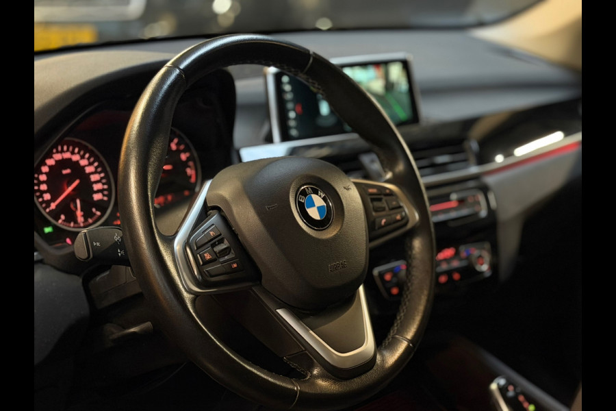 BMW X1 SDrive20i High Executive M-Sport NAP/LED/HuD/SFEERVERLICHTING/CAM/AUTOMAAT