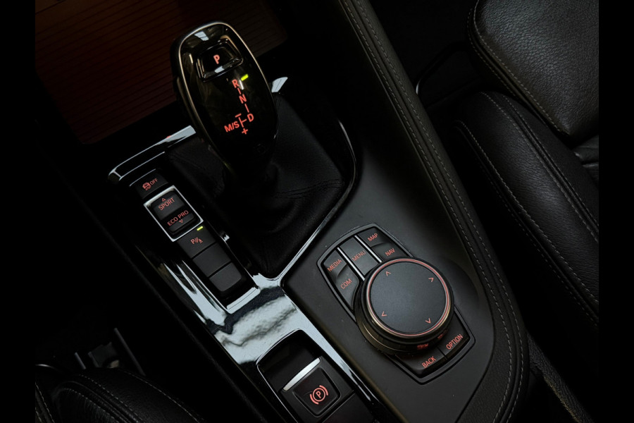 BMW X1 SDrive20i High Executive M-Sport NAP/LED/HuD/SFEERVERLICHTING/CAM/AUTOMAAT