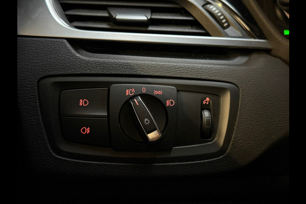 BMW X1 SDrive20i High Executive M-Sport NAP/LED/HuD/SFEERVERLICHTING/CAM/AUTOMAAT