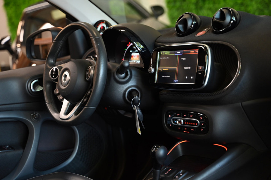 Smart Fortwo cabrio - Stuurverwarming - Leer - Cruise control - Stoelverwarming - LED - Achteruitrijcamera EQ Comfort PLUS 18 kWh