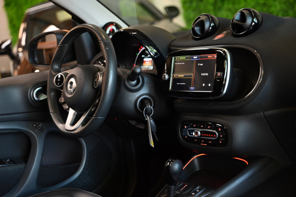 Smart Fortwo cabrio - Stuurverwarming - Leer - Cruise control - Stoelverwarming - LED - Achteruitrijcamera EQ Comfort PLUS 18 kWh