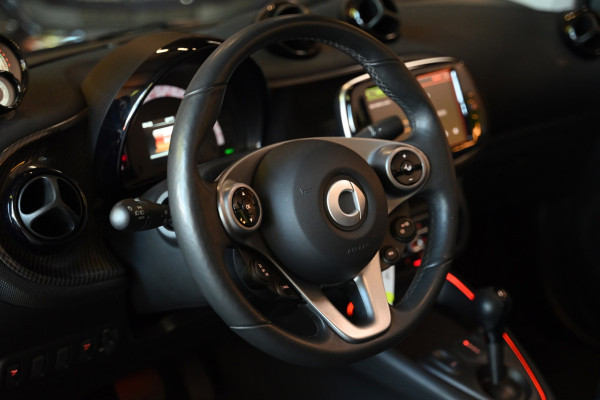 Smart Fortwo cabrio - Stuurverwarming - Leer - Cruise control - Stoelverwarming - LED - Achteruitrijcamera EQ Comfort PLUS 18 kWh