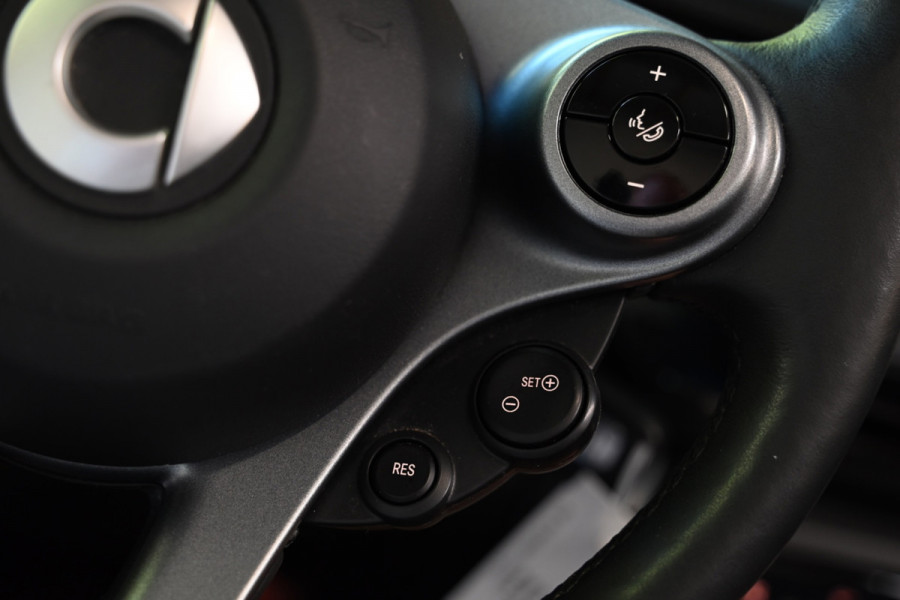 Smart Fortwo cabrio - Stuurverwarming - Leer - Cruise control - Stoelverwarming - LED - Achteruitrijcamera EQ Comfort PLUS 18 kWh