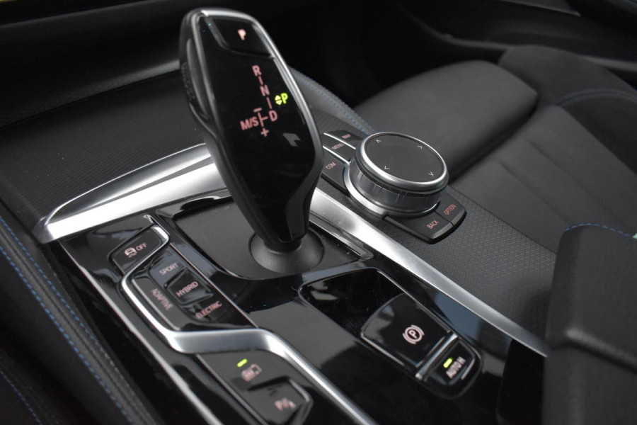 BMW 5 Serie 530e M-Sport Lane Pano Camera 20" HK