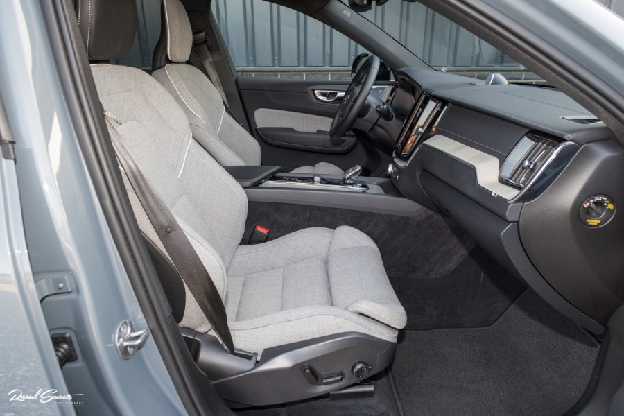 Volvo XC60 2.0 T8 Plug-in hybrid AWD Ultimate Dark Long range Luchtvering | Bowers&Wilkins | Zwenkbare trekhaak | Panorama dak | Wol interieur |