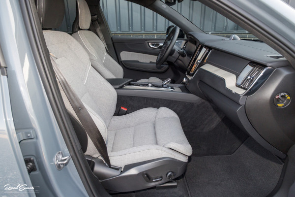 Volvo XC60 2.0 T8 Plug-in hybrid AWD Ultimate Dark Long range Luchtvering | Bowers&Wilkins | Zwenkbare trekhaak | Panorama dak | Wol interieur |