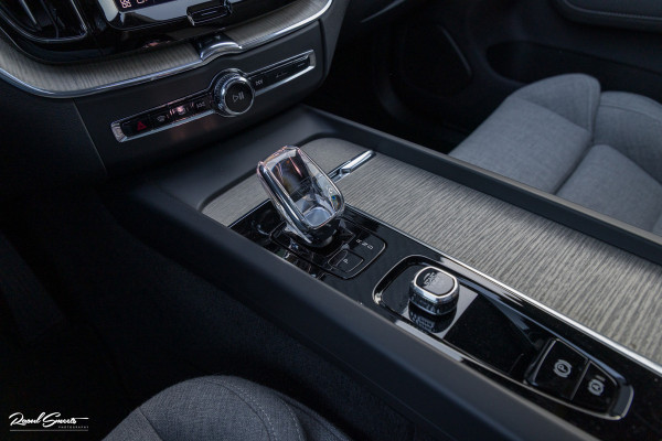 Volvo XC60 2.0 T8 Plug-in hybrid AWD Ultimate Dark Long range Luchtvering | Bowers&Wilkins | Zwenkbare trekhaak | Panorama dak | Wol interieur |