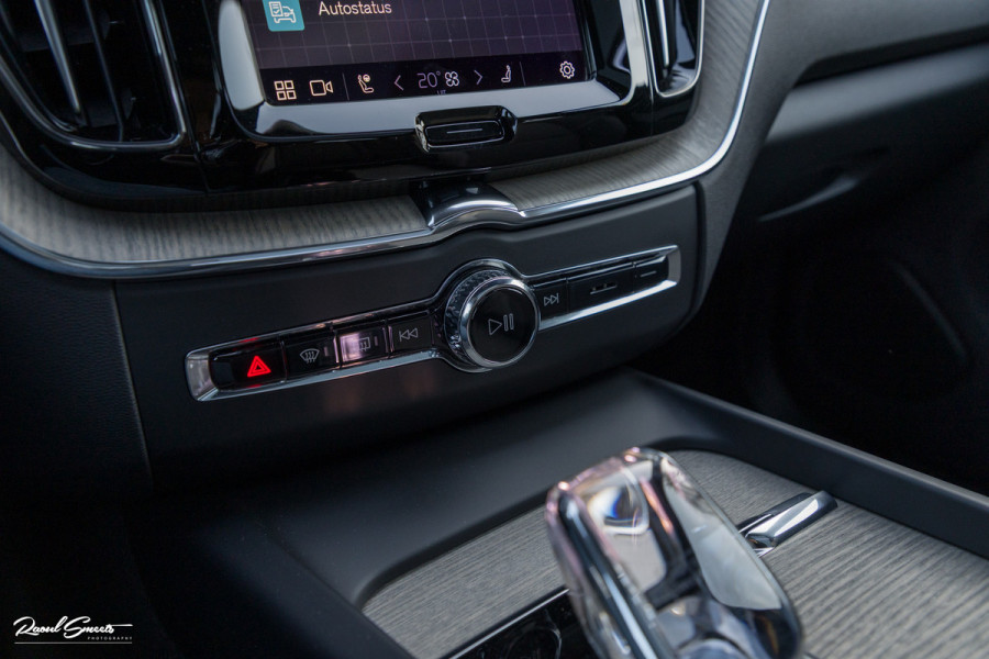 Volvo XC60 2.0 T8 Plug-in hybrid AWD Ultimate Dark Long range Luchtvering | Bowers&Wilkins | Zwenkbare trekhaak | Panorama dak | Wol interieur |