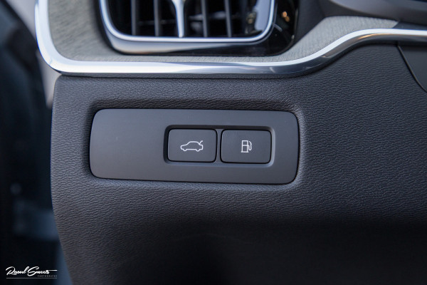 Volvo XC60 2.0 T8 Plug-in hybrid AWD Ultimate Dark Long range Luchtvering | Bowers&Wilkins | Zwenkbare trekhaak | Panorama dak | Wol interieur |