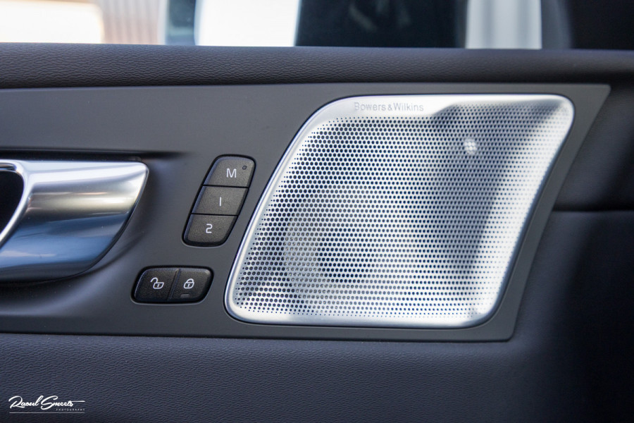 Volvo XC60 2.0 T8 Plug-in hybrid AWD Ultimate Dark Long range Luchtvering | Bowers&Wilkins | Zwenkbare trekhaak | Panorama dak | Wol interieur |