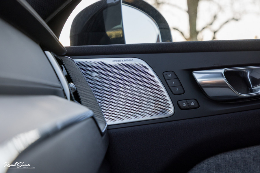 Volvo XC60 2.0 T8 Plug-in hybrid AWD Ultimate Dark Long range Luchtvering | Bowers&Wilkins | Zwenkbare trekhaak | Panorama dak | Wol interieur |