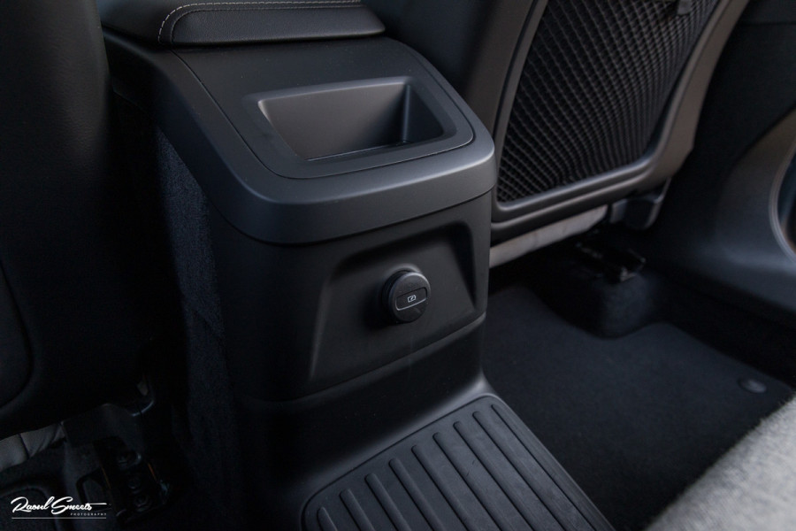 Volvo XC60 2.0 T8 Plug-in hybrid AWD Ultimate Dark Long range Luchtvering | Bowers&Wilkins | Zwenkbare trekhaak | Panorama dak | Wol interieur |